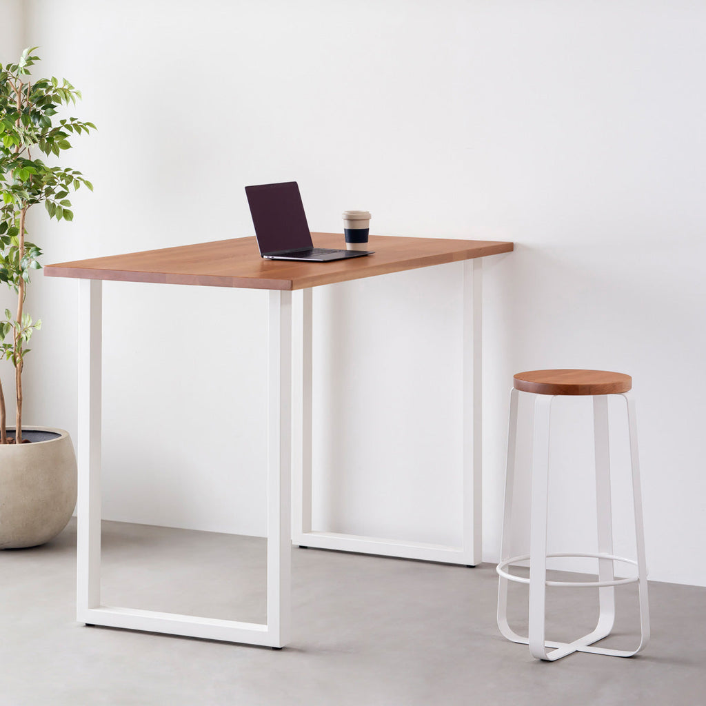 KANADEMONOの無垢ブラックチェリーRound座面とホワイトのCross Plate脚を合わせたシンプルモダンなハイスツール（使用例）