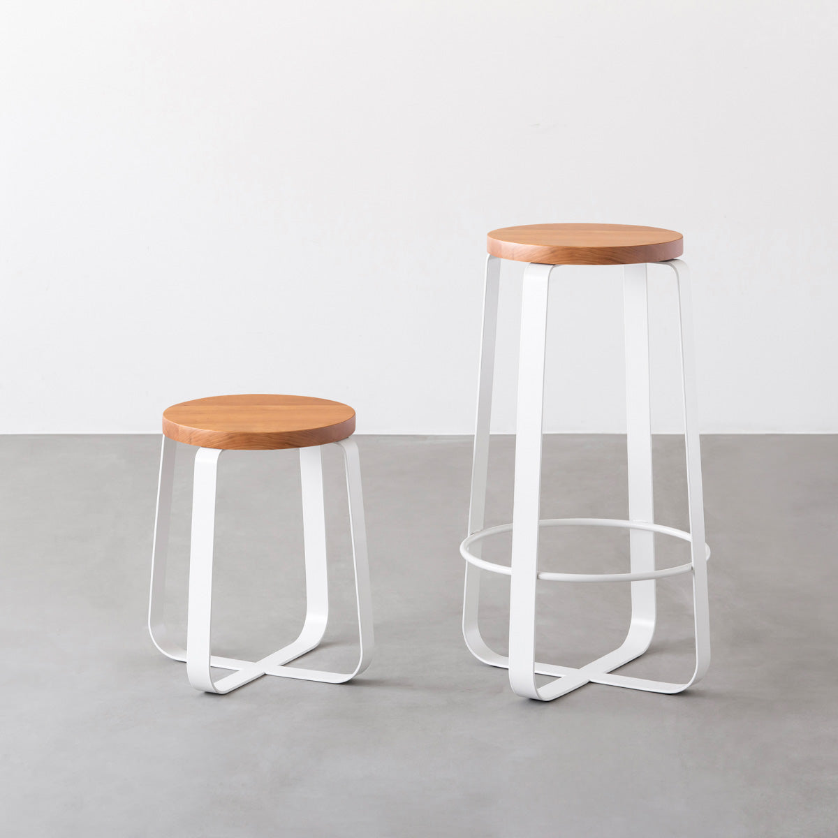 KANADEMONOの無垢ブラックチェリーRound座面とホワイトのCross Plate脚を合わせたシンプルモダンなハイスツール（スタンダード比較）