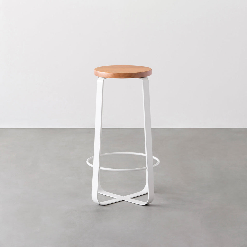 KANADEMONOの無垢ブラックチェリーRound座面とホワイトのCross Plate脚を合わせたシンプルモダンなハイスツール２