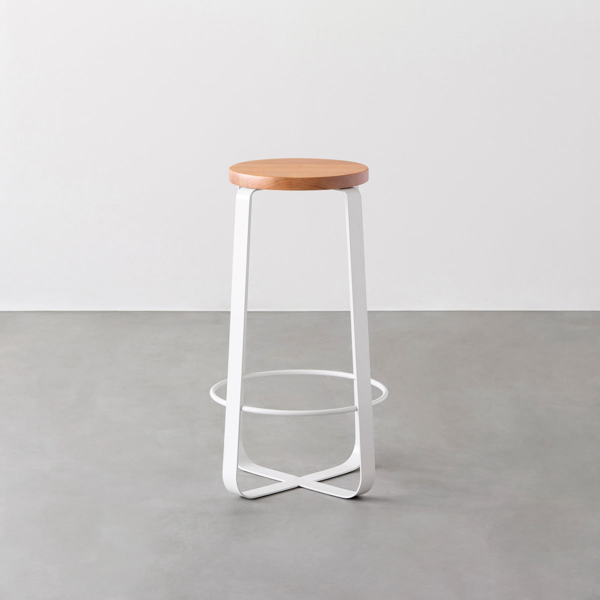 KANADEMONOの無垢ブラックチェリーRound座面とホワイトのCross Plate脚を合わせたシンプルモダンなハイスツール２