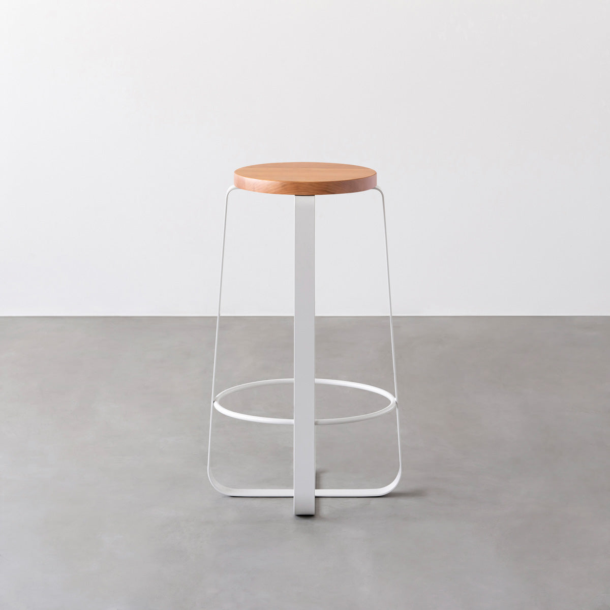 KANADEMONOの無垢ブラックチェリーRound座面とホワイトのCross Plate脚を合わせたシンプルモダンなハイスツール3
