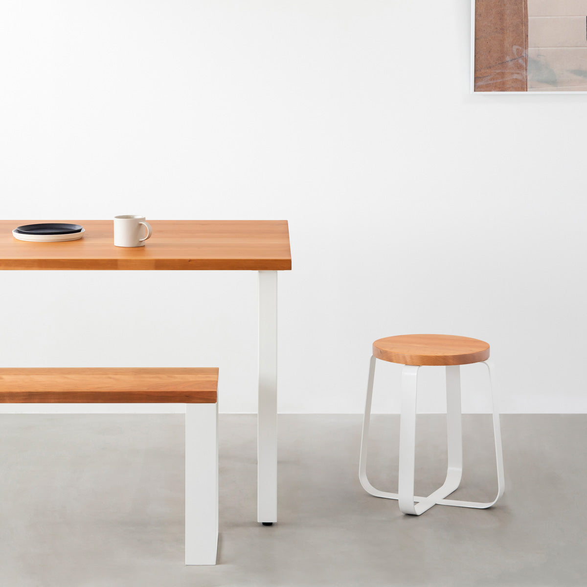 KANADEMONOの無垢ブラックチェリーRound座面とホワイトのCross Plate脚を合わせたシンプルモダンなスツール（使用例）
