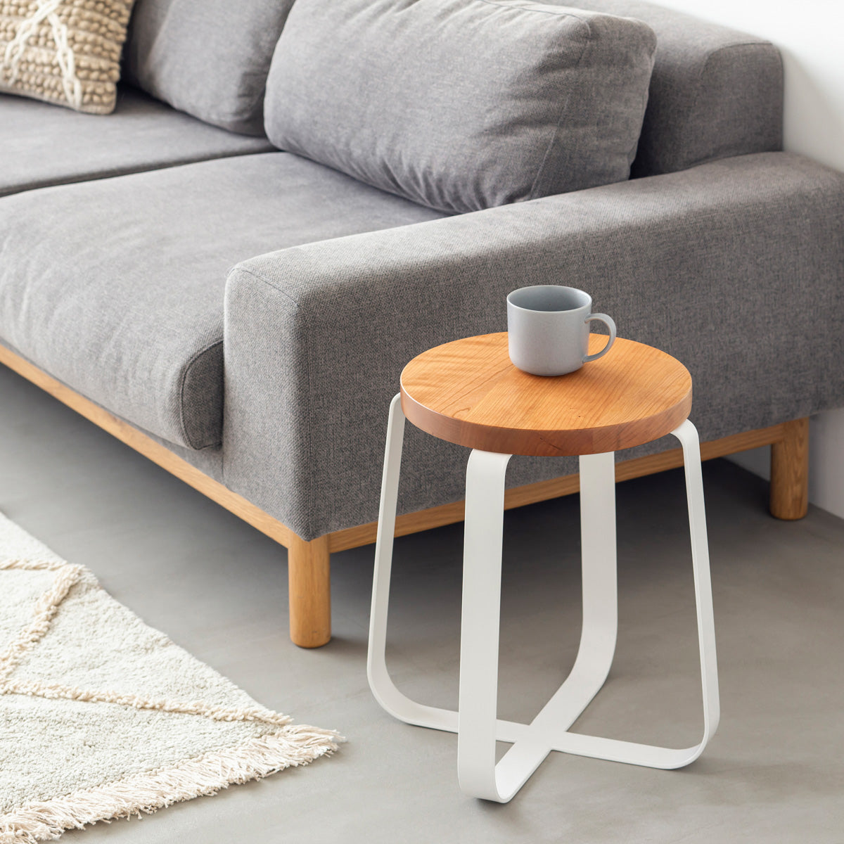 KANADEMONOの無垢ブラックチェリーRound座面とホワイトのCross Plate脚を合わせたシンプルモダンなスツール（使用例2）