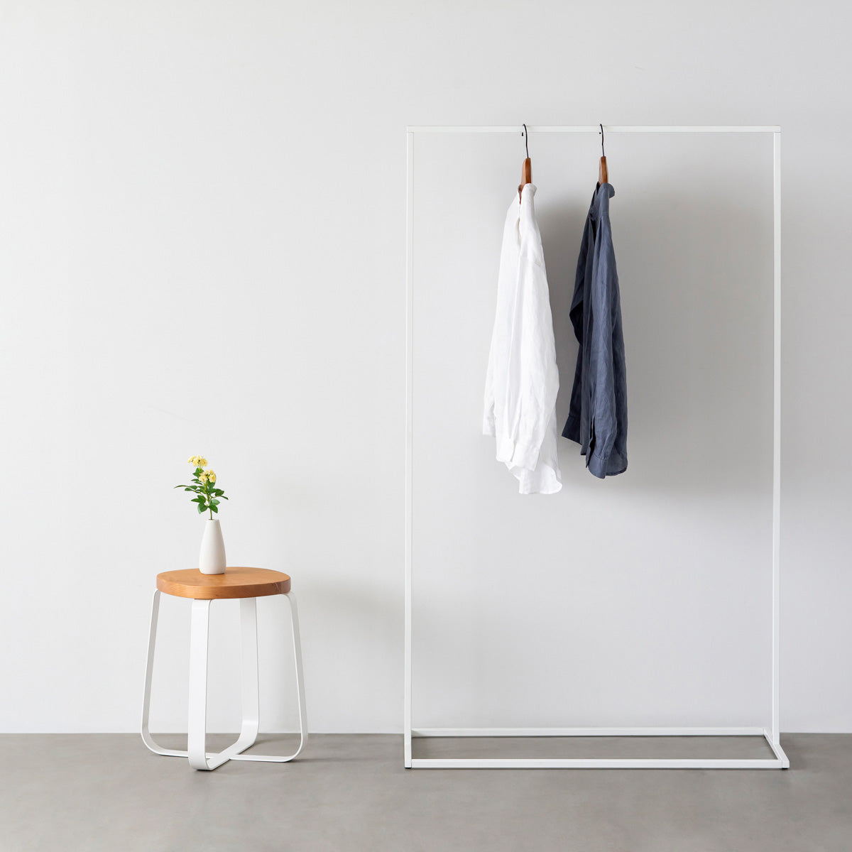 KANADEMONOの無垢ブラックチェリーSquircle座面とホワイトのCross Plate脚を合わせたシンプルモダンなスツール（使用例3）