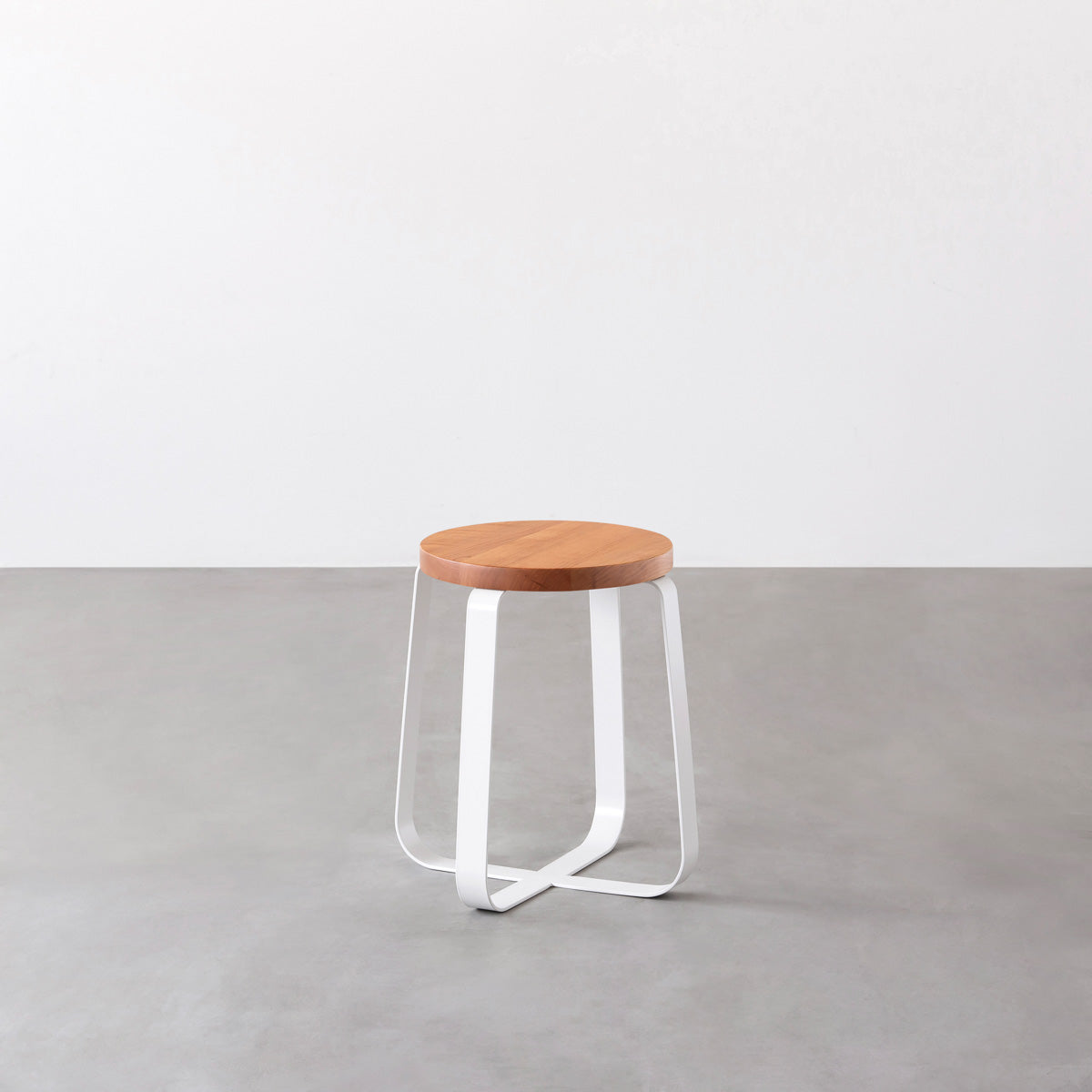 KANADEMONOの無垢ブラックチェリーRound座面とホワイトのCross Plate脚を合わせたシンプルモダンなスツール
