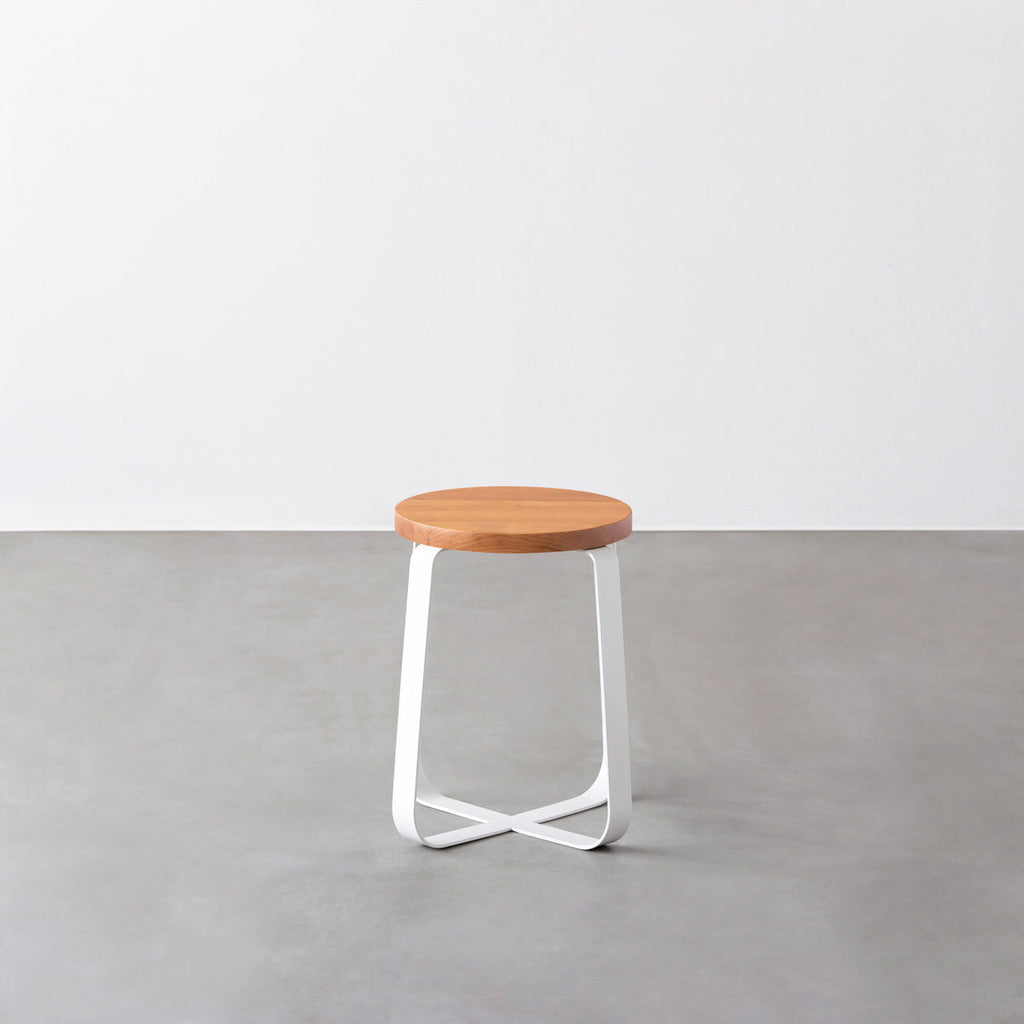 KANADEMONOの無垢ブラックチェリーRound座面とホワイトのCross Plate脚を合わせたシンプルモダンなスツール2