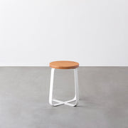 KANADEMONOの無垢ブラックチェリーRound座面とホワイトのCross Plate脚を合わせたシンプルモダンなスツール2