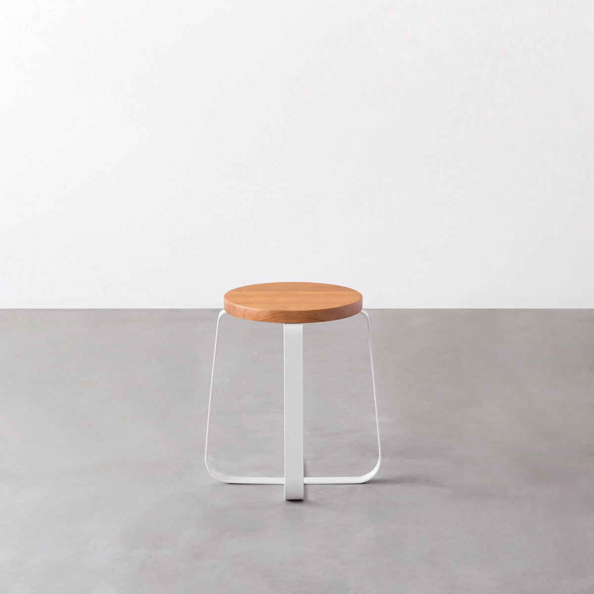 KANADEMONOの無垢ブラックチェリーRound座面とホワイトのCross Plate脚を合わせたシンプルモダンなスツール3