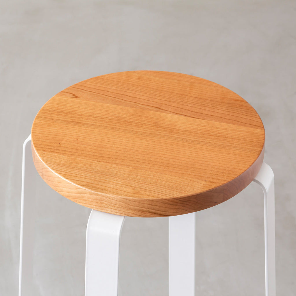 KANADEMONOの無垢ブラックチェリーRound座面とホワイトのCross Plate脚を合わせたシンプルモダンなスツール（座面）