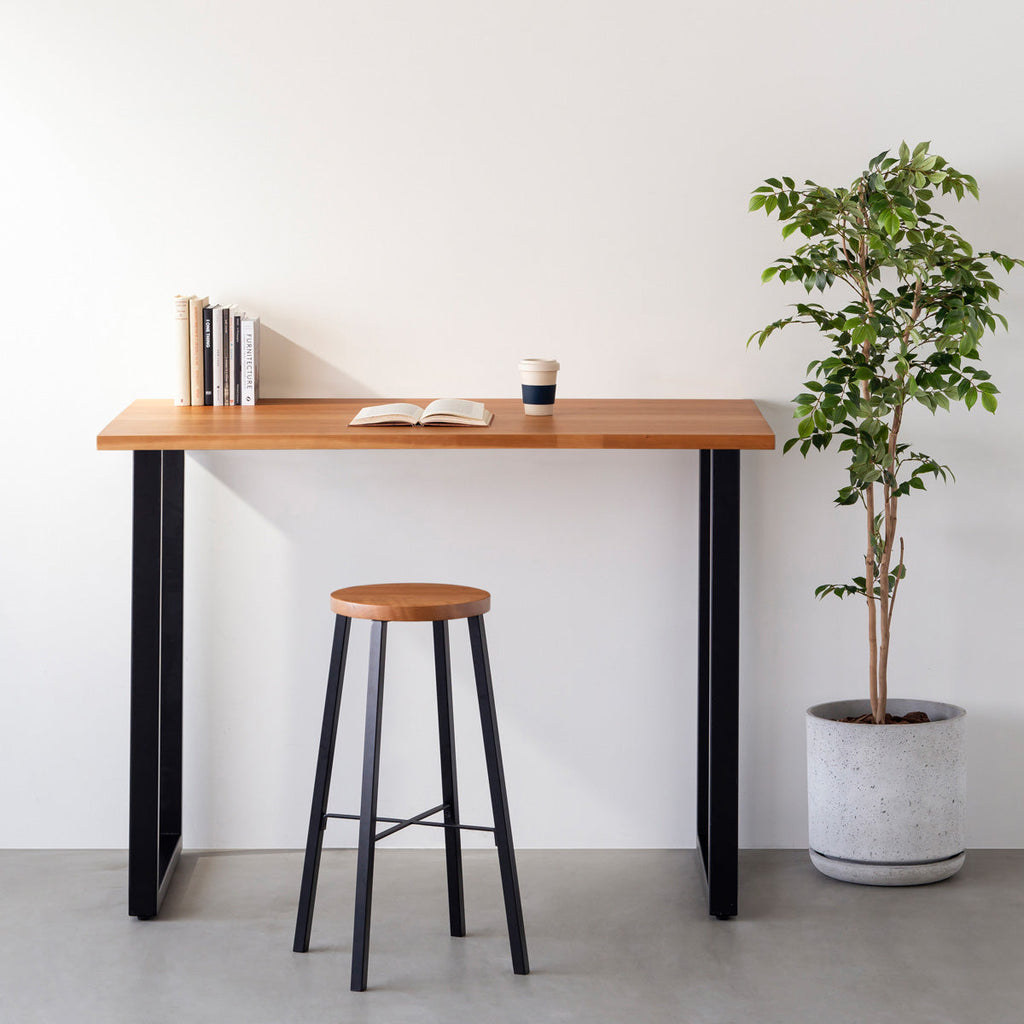 KANADEMONOの無垢ブラックチェリーRound座面とブラックのSlant Bar脚を合わせたシンプルモダンなハイスツール（使用例）