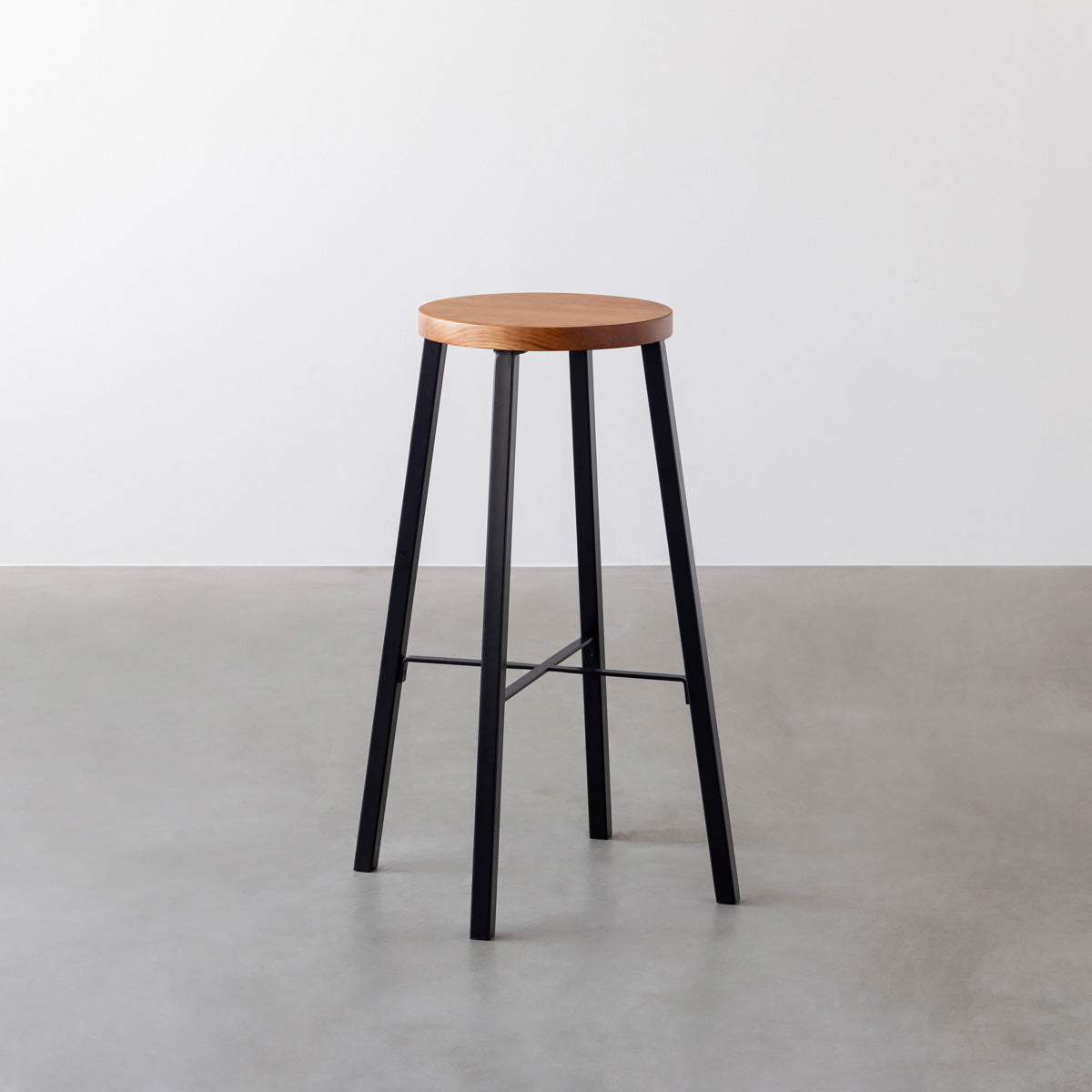 KANADEMONOの無垢ブラックチェリーRound座面とブラックのSlant Bar脚を合わせたシンプルモダンなハイスツール