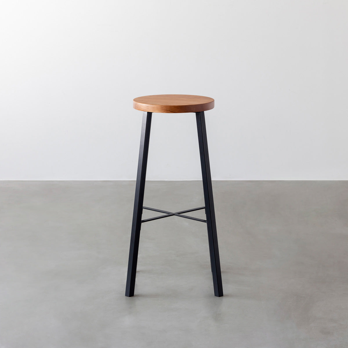 KANADEMONOの無垢ブラックチェリーRound座面とブラックのSlant Bar脚を合わせたシンプルモダンなハイスツール3