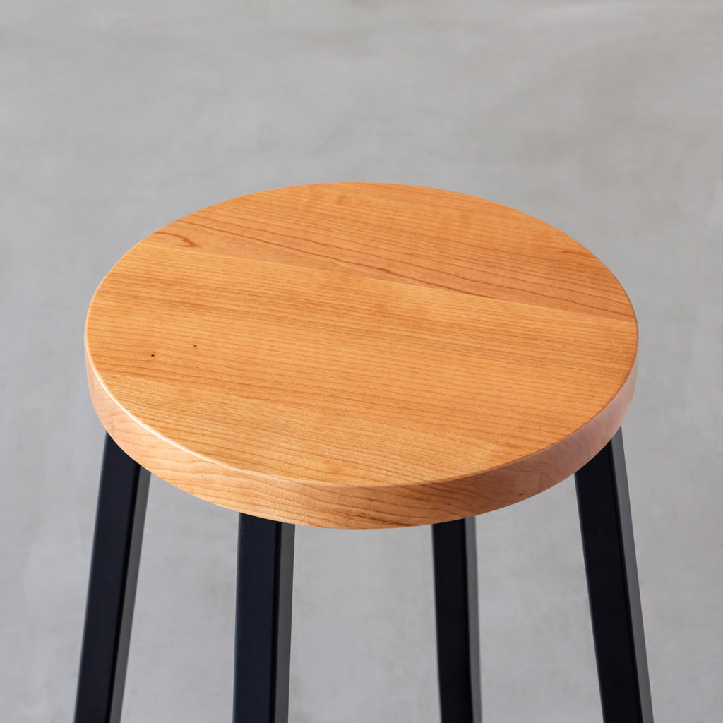 KANADEMONOの無垢ブラックチェリーRound座面とブラックのSlant Bar脚を合わせたシンプルモダンなハイスツール（座面）