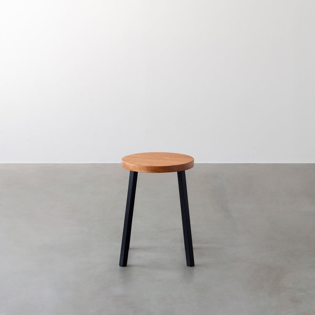 KANADEMONOの無垢ブラックチェリーRound座面とブラックのSlant Bar脚を合わせたシンプルモダンなスツール2