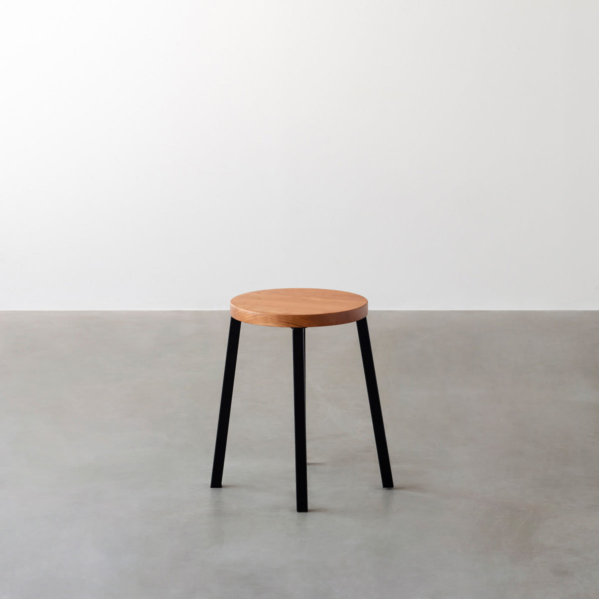 KANADEMONOの無垢ブラックチェリーRound座面とブラックのSlant Bar脚を合わせたシンプルモダンなスツール3