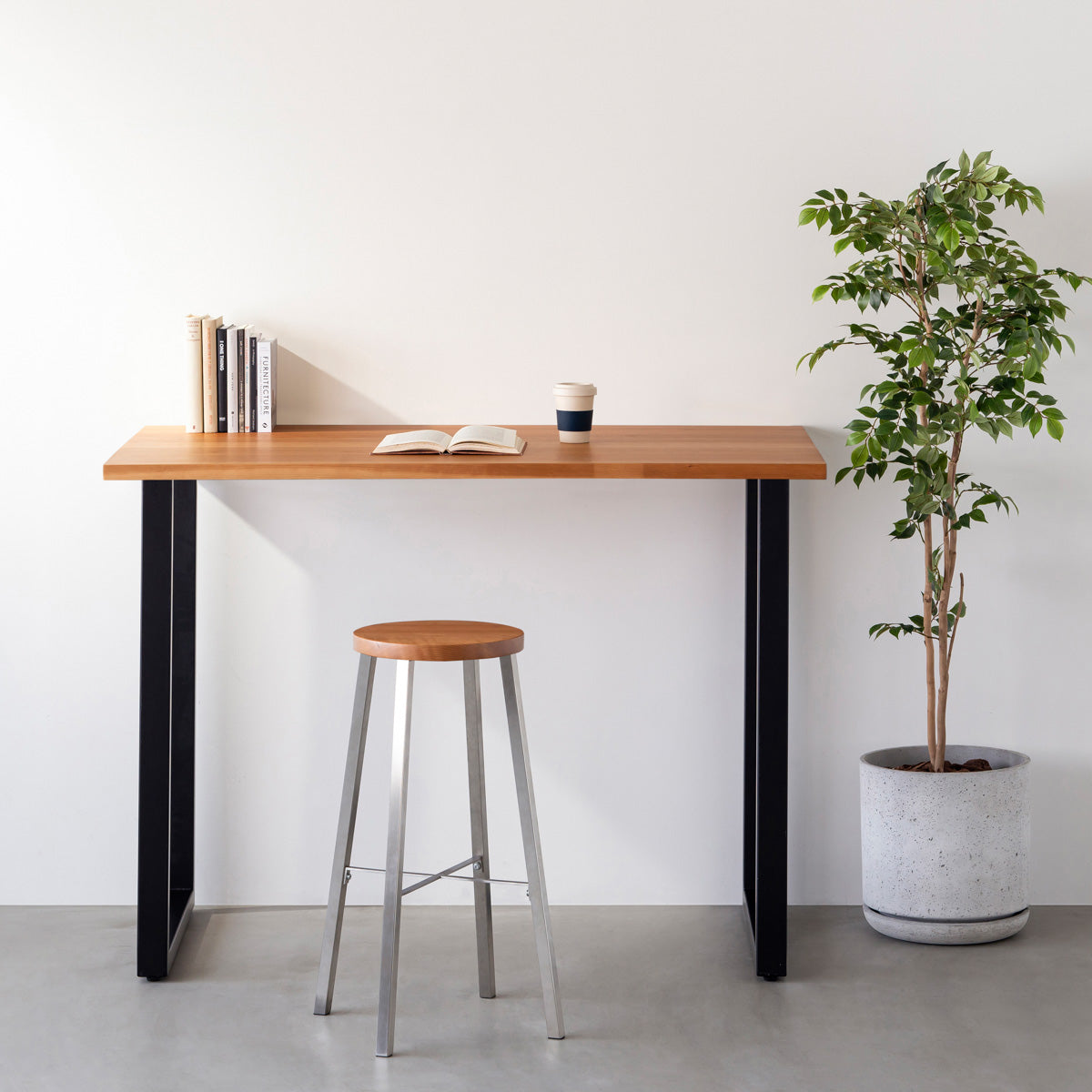 KANADEMONOの無垢ブラックチェリーRound座面とステンレスのSlant Bar脚を合わせたシンプルモダンなハイスツール（使用例）