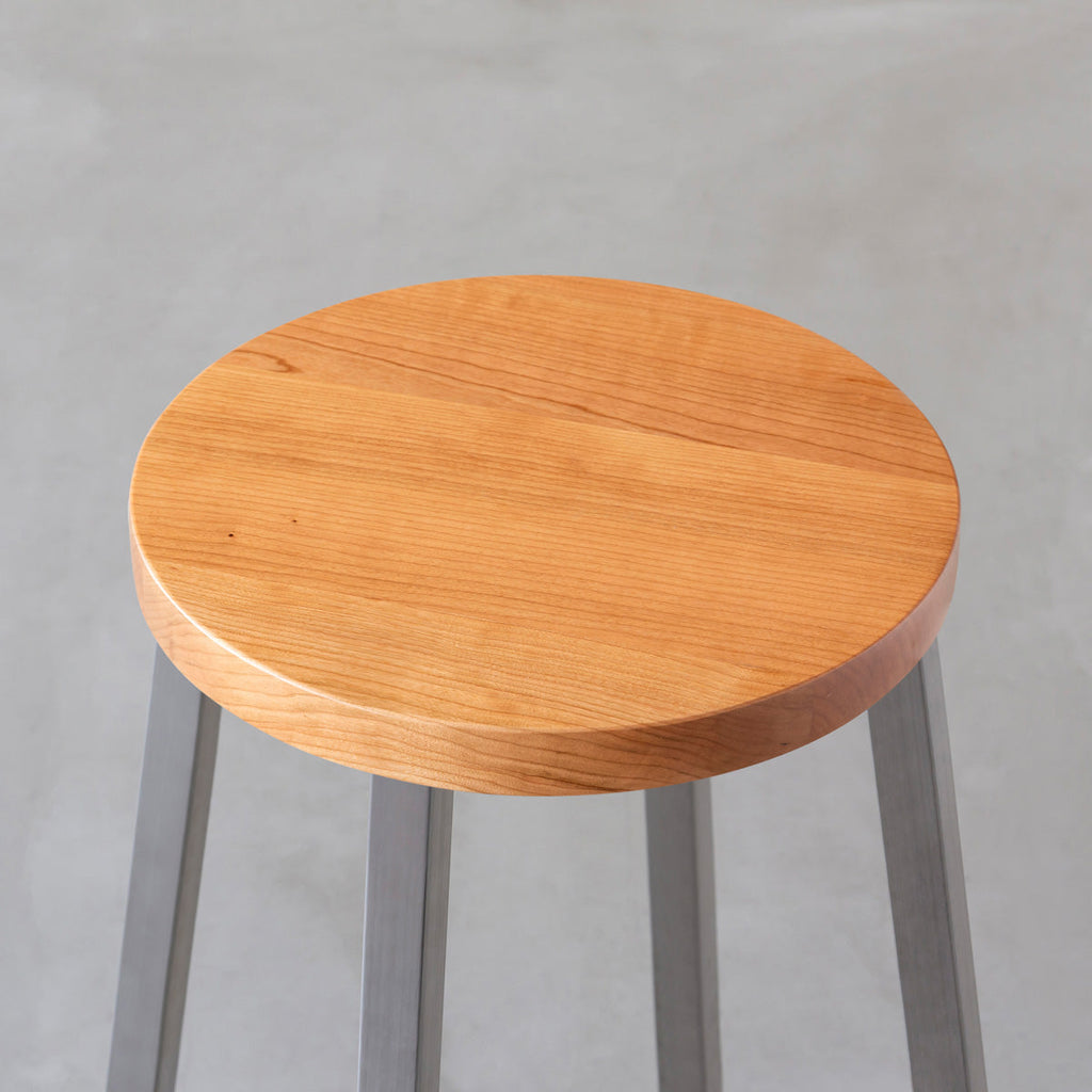 KANADEMONOの無垢ブラックチェリーRound座面とステンレスのSlant Bar脚を合わせたシンプルモダンなハイスツール（座面）