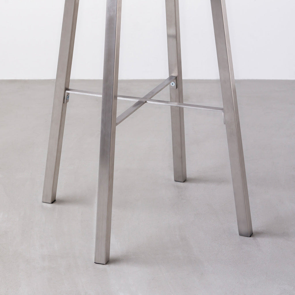 KANADEMONOの無垢ブラックチェリーRound座面とステンレスのSlant Bar脚を合わせたシンプルモダンなハイスツール（脚）