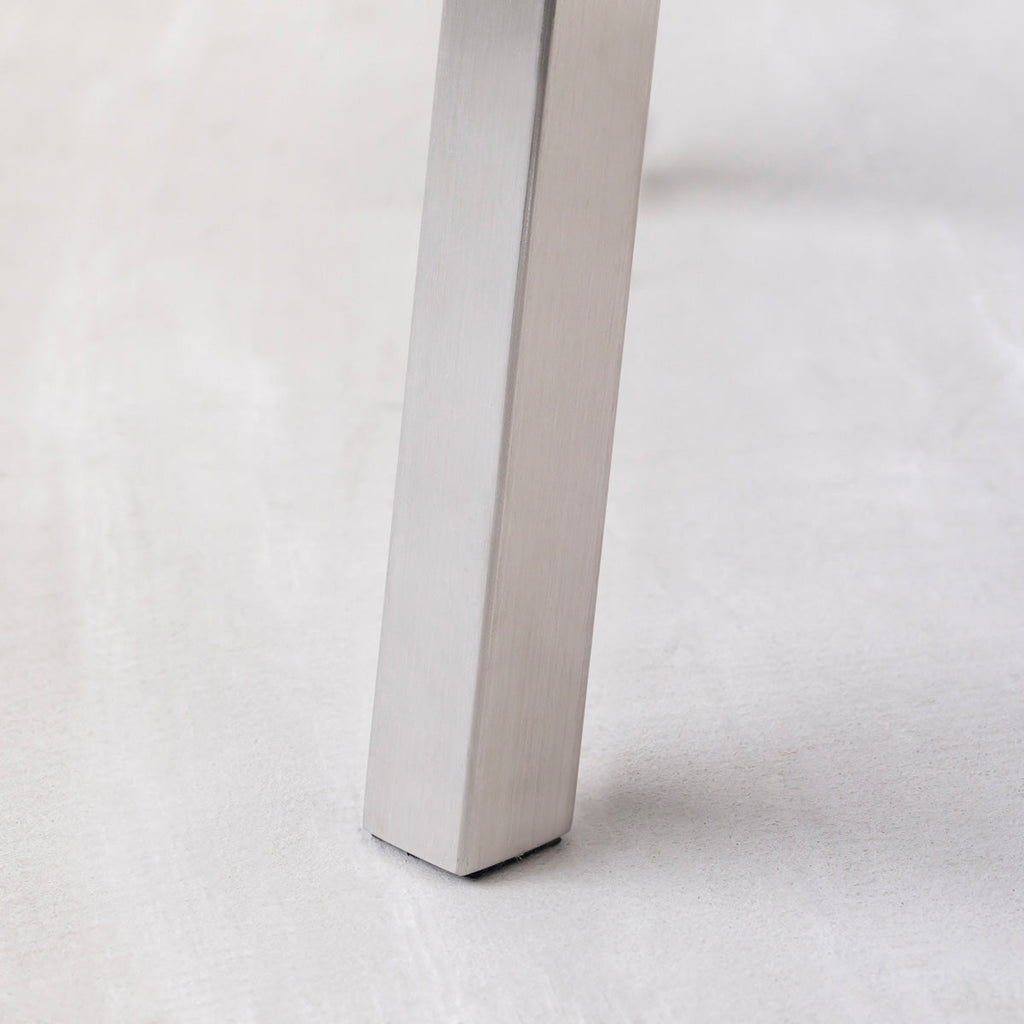 KANADEMONOの無垢ブラックチェリーRound座面とステンレスのSlant Bar脚を合わせたシンプルモダンなハイスツール（脚2）