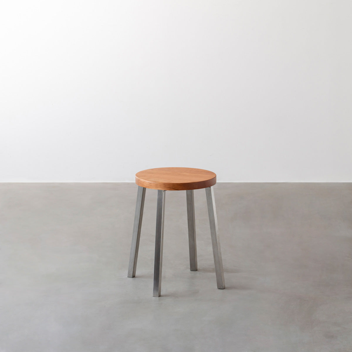 KANADEMONOの無垢ブラックチェリーRound座面とステンレスのSlant Bar脚を合わせたシンプルモダンなスツール