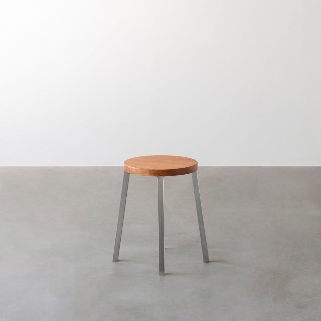 KANADEMONOの無垢ブラックチェリーRound座面とステンレスのSlant Bar脚を合わせたシンプルモダンなスツール3