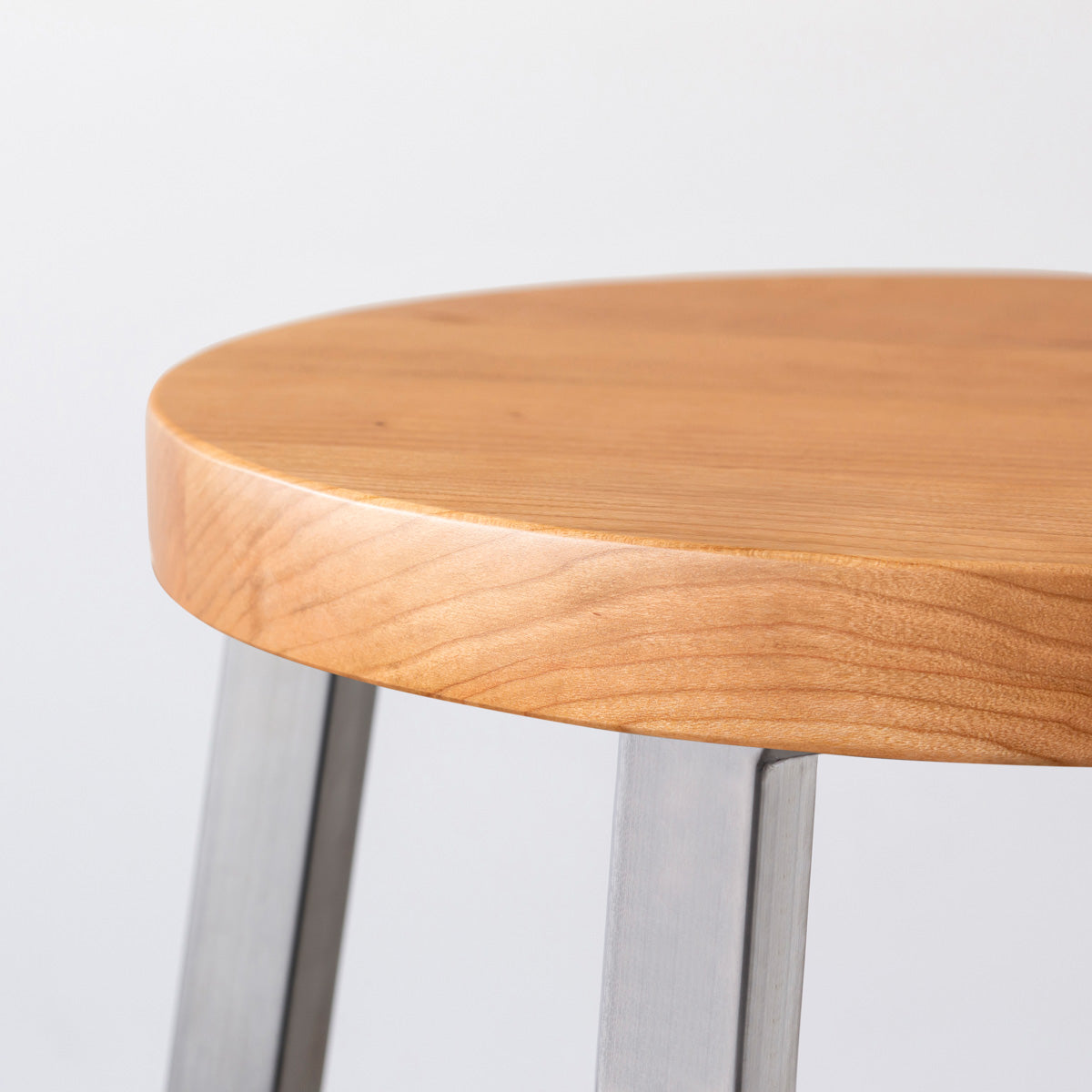 KANADEMONOの無垢ブラックチェリーRound座面とステンレスのSlant Bar脚を合わせたシンプルモダンなスツール