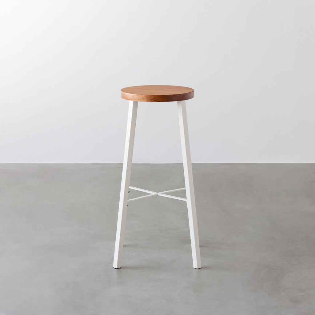 KANADEMONOの無垢ブラックチェリーRound座面とホワイトのSlant Bar脚を合わせたシンプルモダンなハイスツール3