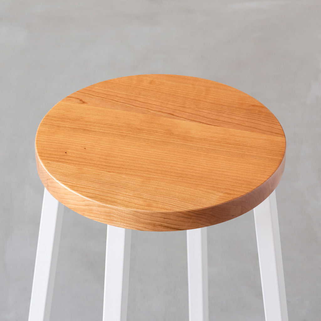 KANADEMONOの無垢ブラックチェリーRound座面とホワイトのSlant Bar脚を合わせたシンプルモダンなハイスツール（座面）