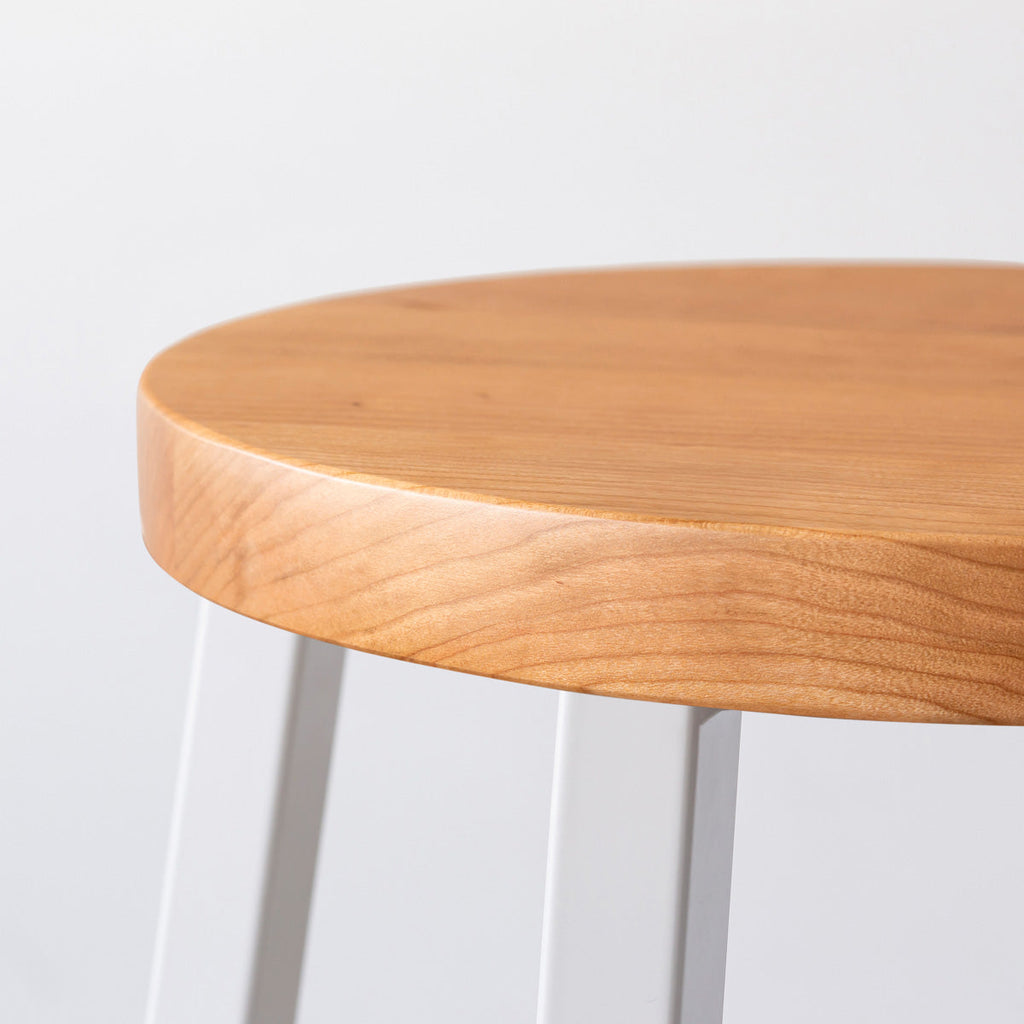 KANADEMONOの無垢ブラックチェリーRound座面とホワイトのSlant Bar脚を合わせたシンプルモダンなハイスツール（座面2）