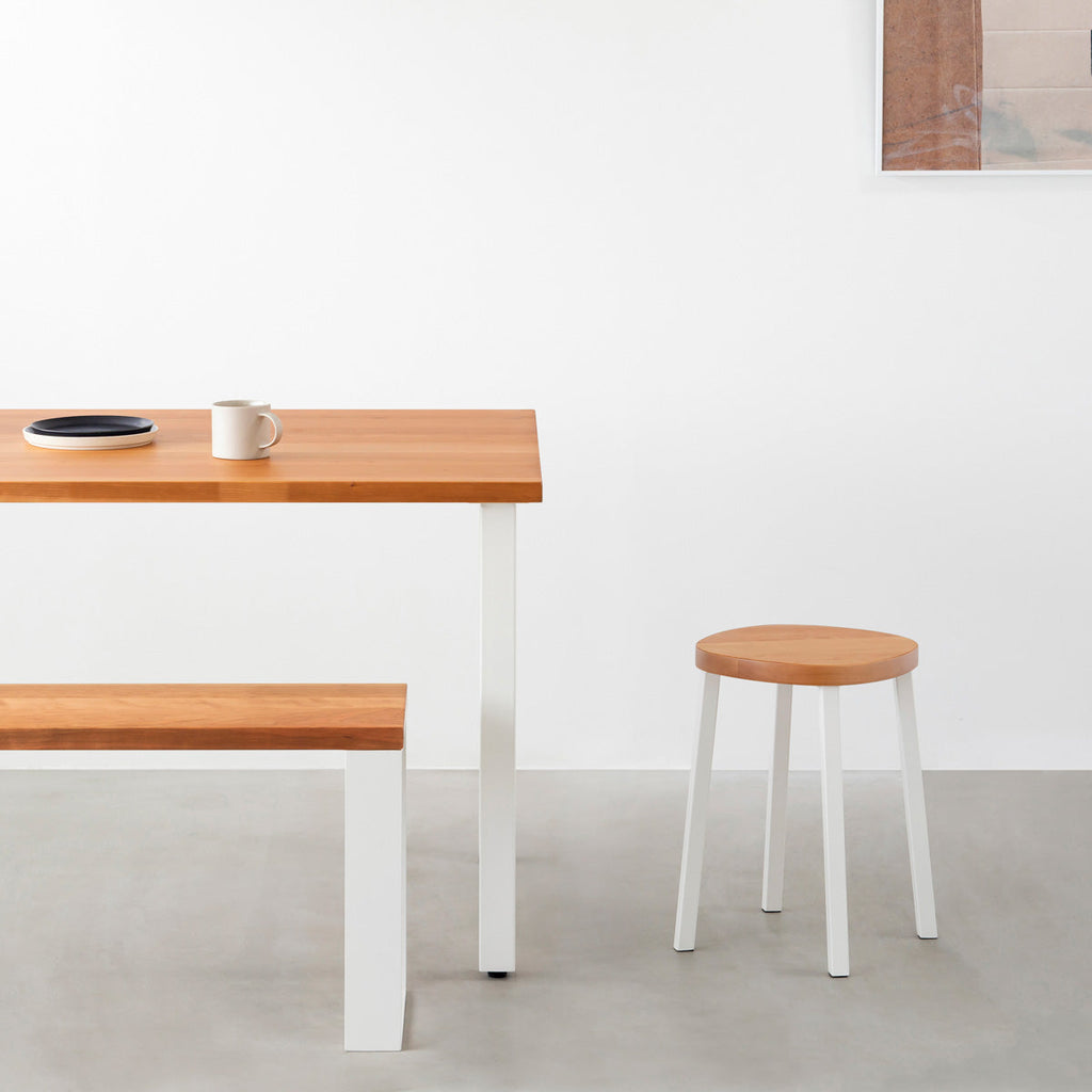 KANADEMONOの無垢ブラックチェリーSquircle座面とホワイトのSlant Bar脚を合わせたシンプルモダンなスツール（使用例）