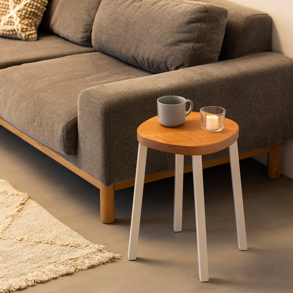 KANADEMONOの無垢ブラックチェリーSquircle座面とホワイトのSlant Bar脚を合わせたシンプルモダンなスツール（使用例2）