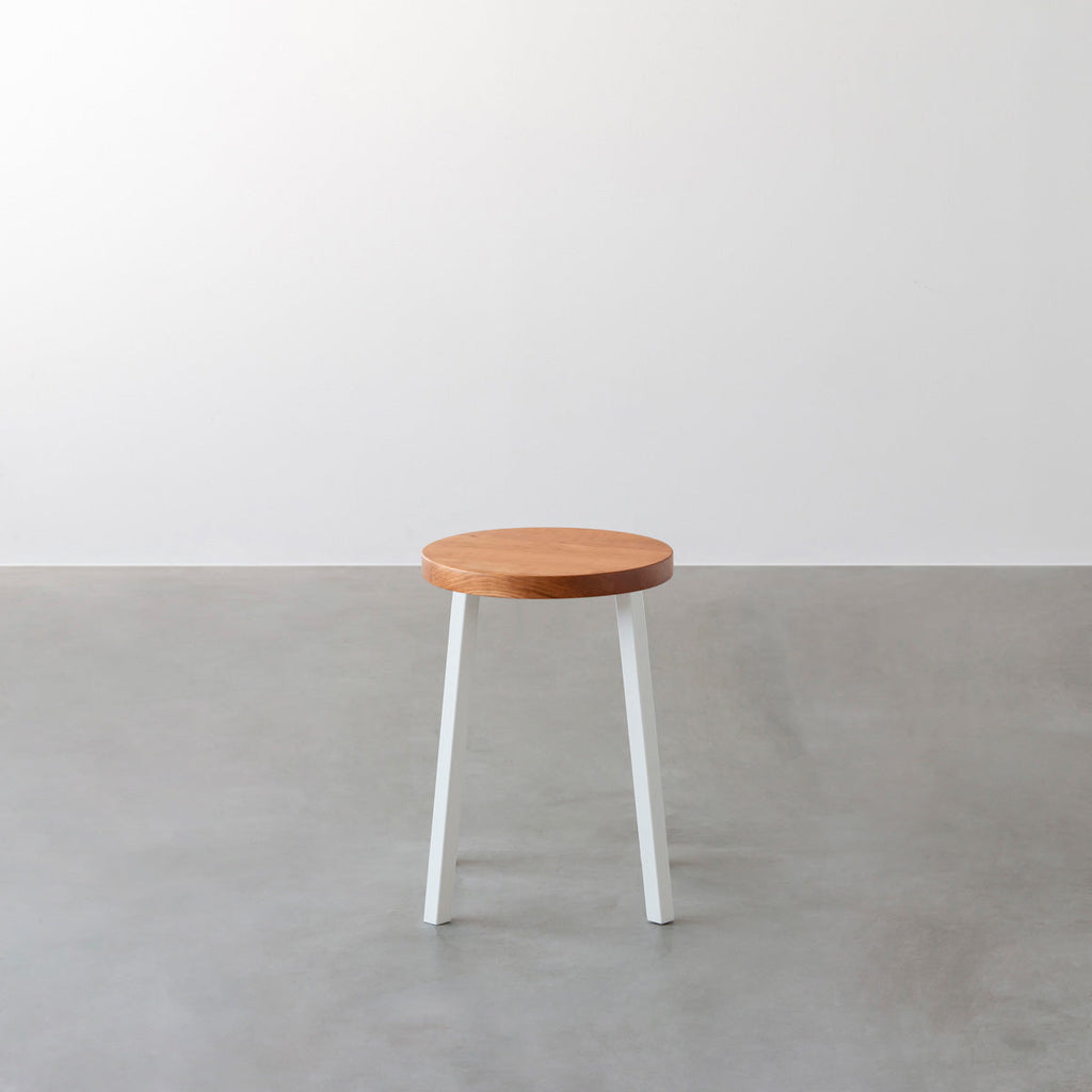 KANADEMONOの無垢ブラックチェリーRound座面とホワイトのSlant Bar脚を合わせたシンプルモダンなスツール2