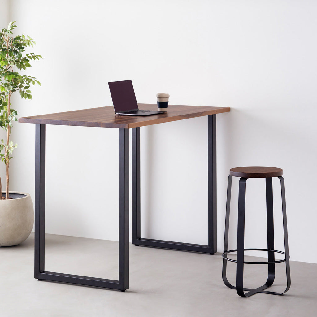 KANADEMONOの無垢ウォルナットRound座面とブラックのCross Plate脚を合わせたシンプルモダンなハイスツール（使用例）