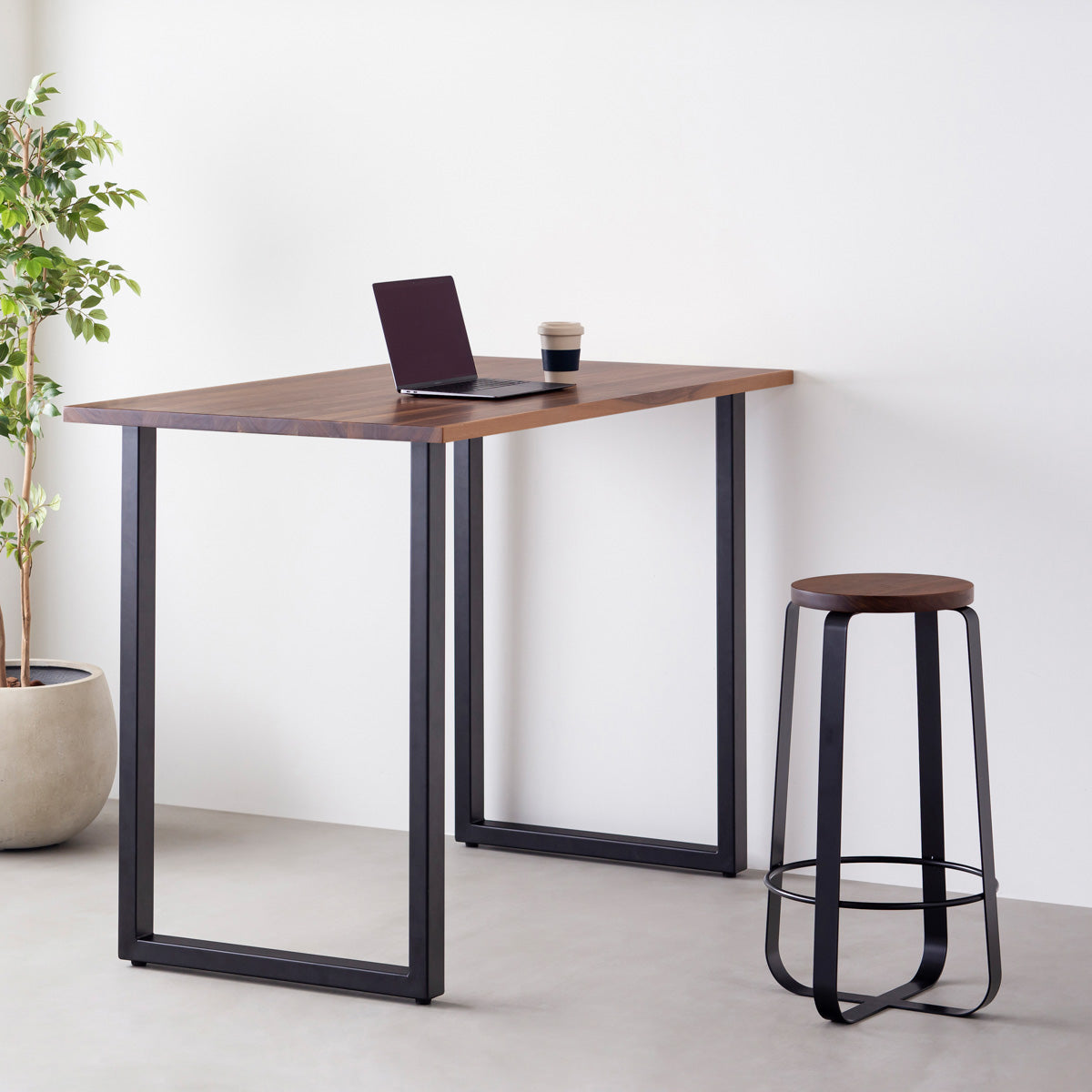 KANADEMONOの無垢ウォルナットRound座面とブラックのCross Plate脚を合わせたシンプルモダンなハイスツール（使用例）