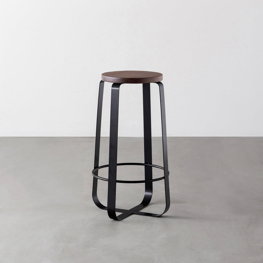 KANADEMONOの無垢ウォルナットRound座面とブラックのCross Plate脚を合わせたシンプルモダンなハイスツール