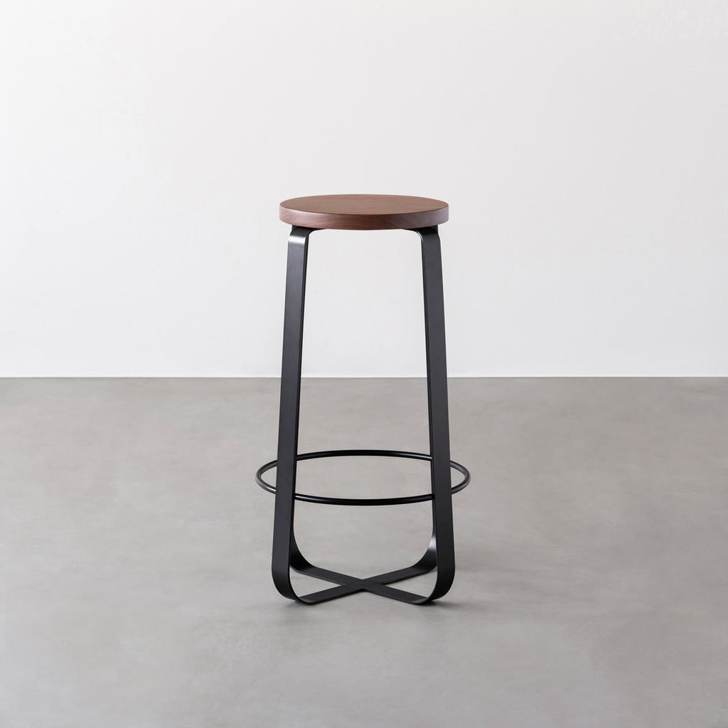 KANADEMONOの無垢ウォルナットRound座面とブラックのCross Plate脚を合わせたシンプルモダンなハイスツール2