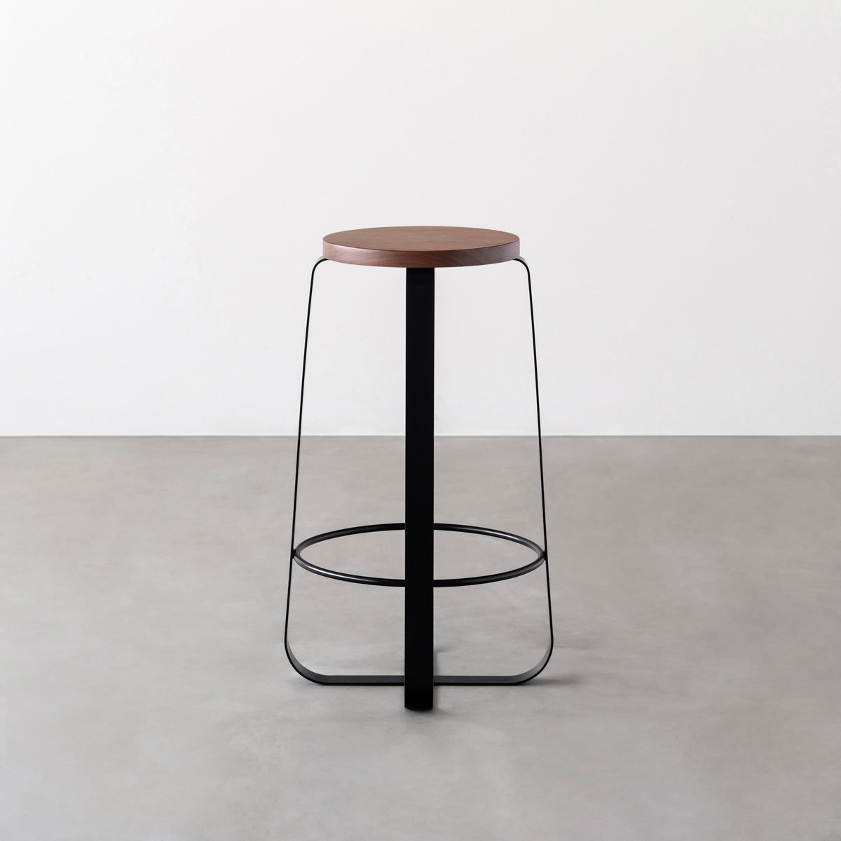 KANADEMONOの無垢ウォルナットRound座面とブラックのCross Plate脚を合わせたシンプルモダンなハイスツール3