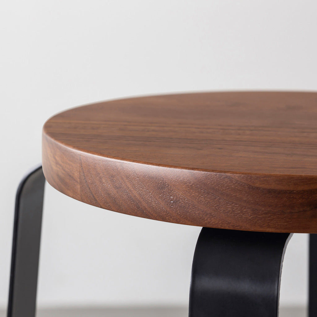 KANADEMONOの無垢ウォルナットRound座面とブラックのCross Plate脚を合わせたシンプルモダンなハイスツール（座面側面）