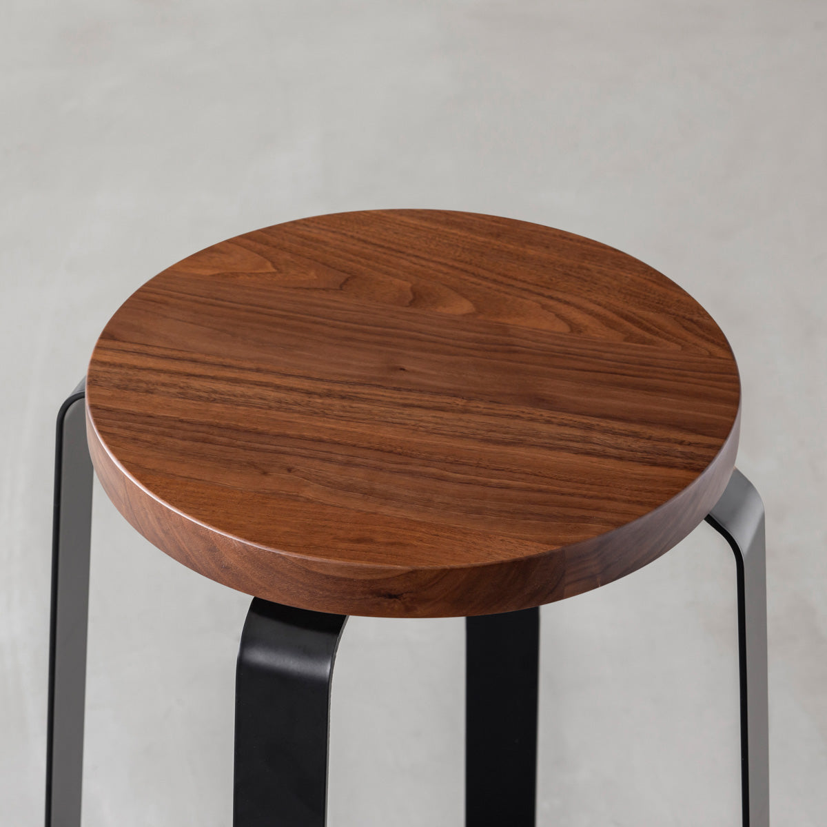 KANADEMONOの無垢ウォルナットRound座面とブラックのCross Plate脚を合わせたシンプルモダンなハイスツール（座面）