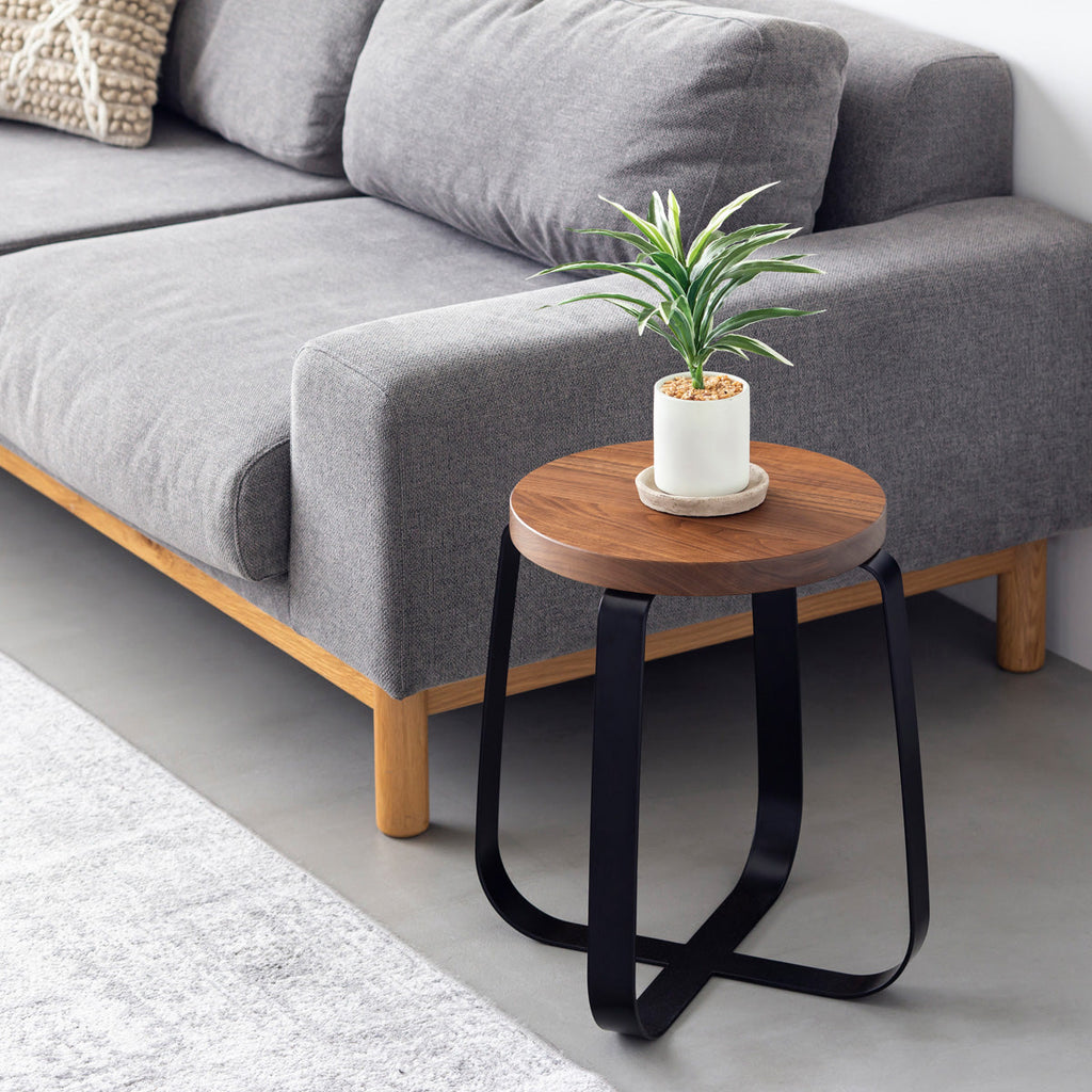 KANADEMONOの無垢ウォルナットRound座面とブラックのCross Plate脚を合わせたシンプルモダンなスツール（使用例2）