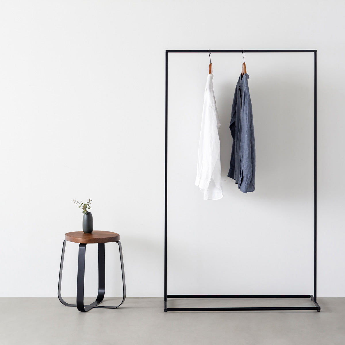 KANADEMONOの無垢ウォルナットSquircle座面とブラックのCross Plate脚を合わせたシンプルモダンなスツール（使用例3）