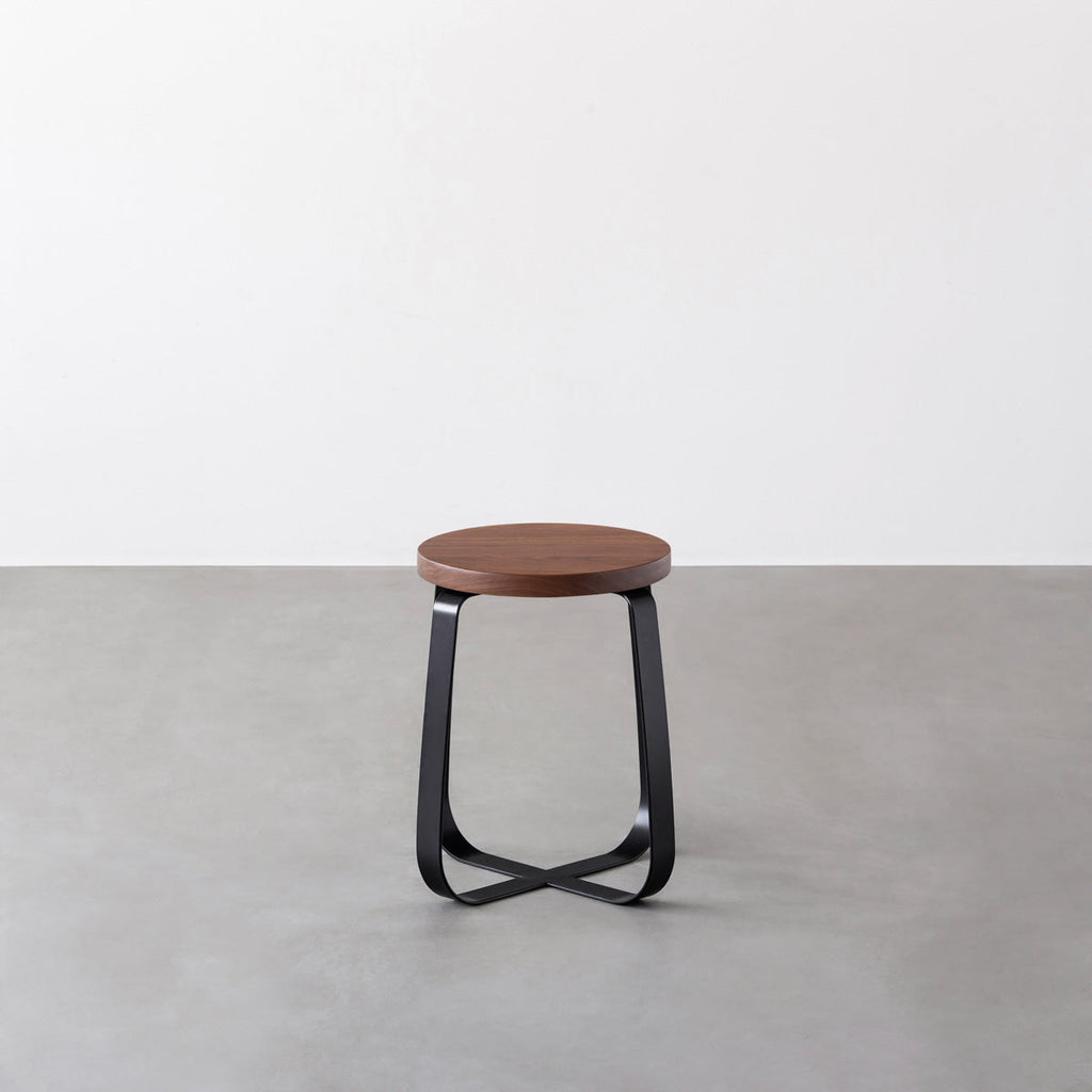 KANADEMONOの無垢ウォルナットRound座面とブラックのCross Plate脚を合わせたシンプルモダンなスツール2
