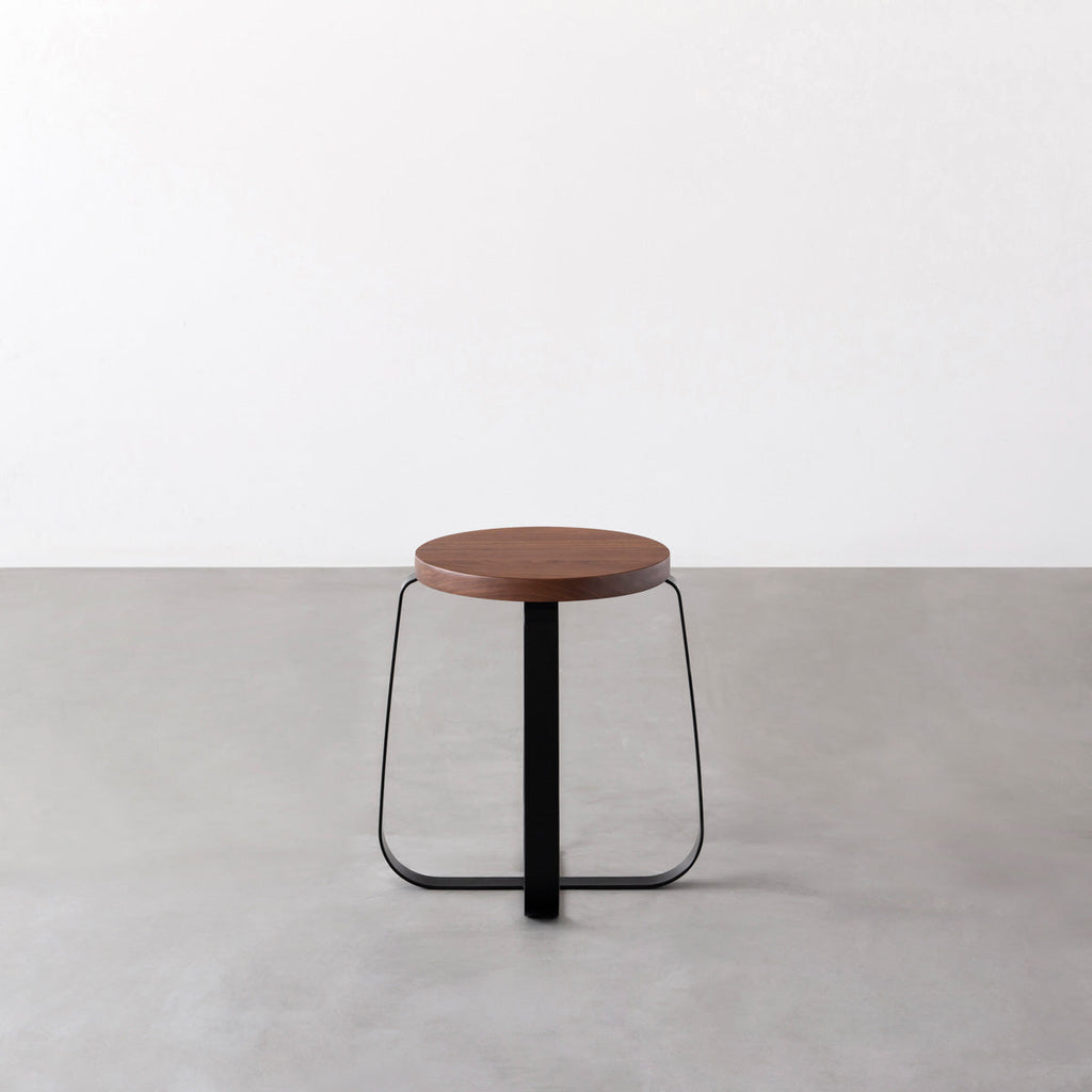 KANADEMONOの無垢ウォルナットRound座面とブラックのCross Plate脚を合わせたシンプルモダンなスツール3