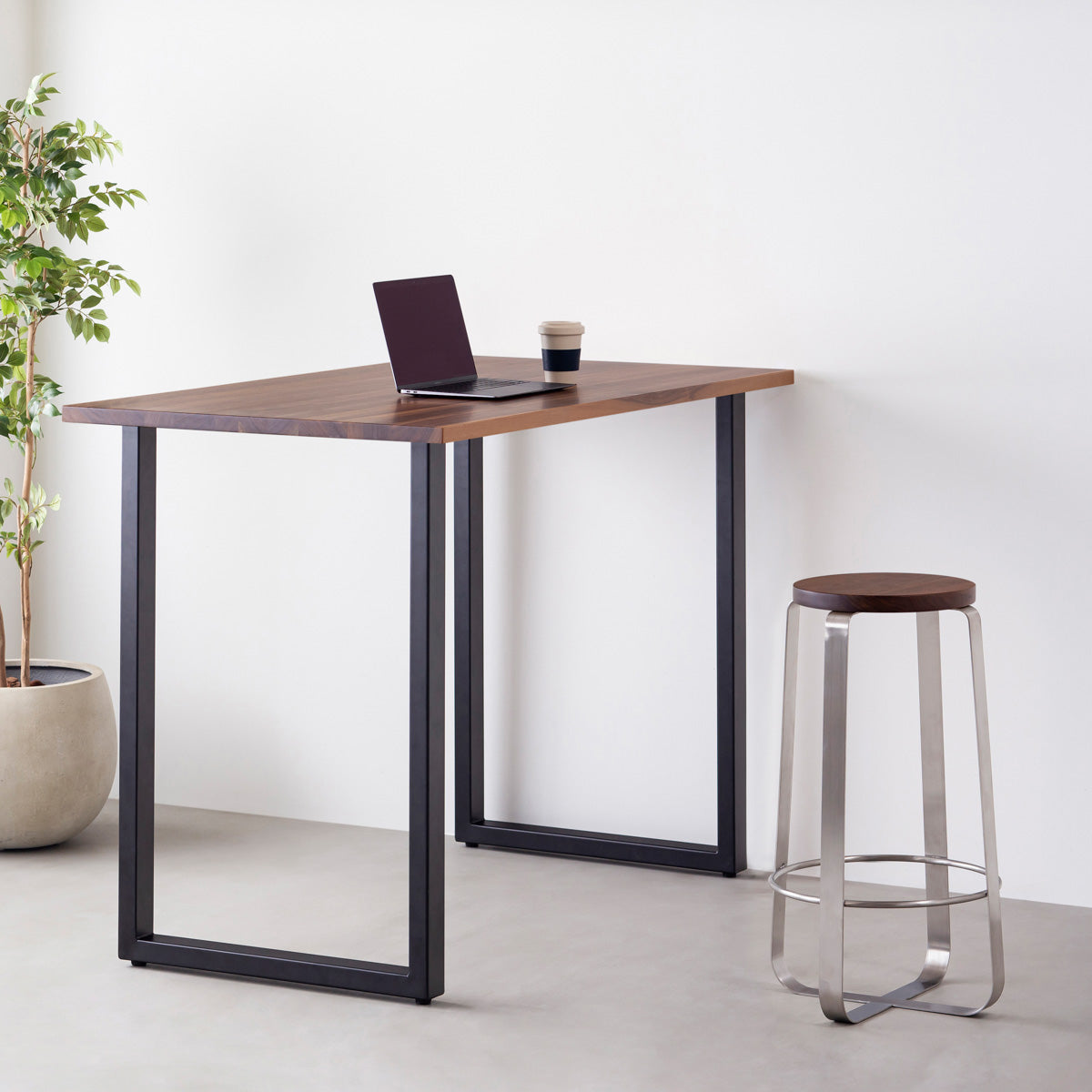 KANADEMONOの無垢ウォルナットRound座面とステンレスのCross Plate脚を合わせたシンプルモダンなハイスツール（使用例）