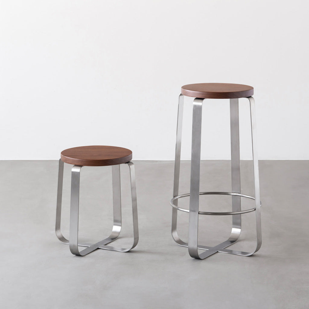 KANADEMONOの無垢ウォルナットRound座面とステンレスのCross Plate脚を合わせたシンプルモダンなハイスツール（スタンダード比較）