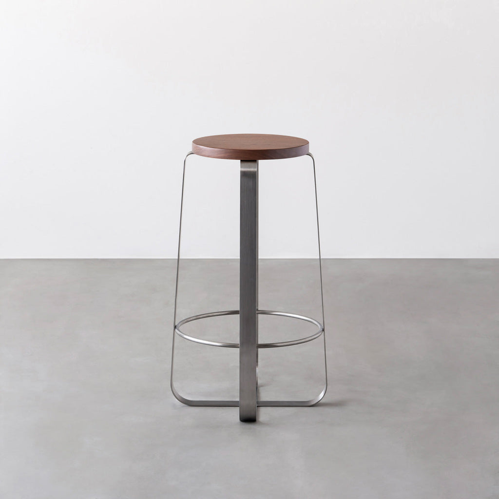 KANADEMONOの無垢ウォルナットRound座面とステンレスのCross Plate脚を合わせたシンプルモダンなハイスツール3