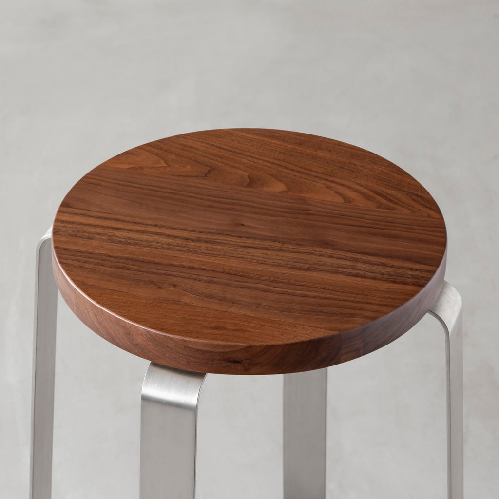 KANADEMONOの無垢ウォルナットRound座面とステンレスのCross Plate脚を合わせたシンプルモダンなハイスツール（座面）