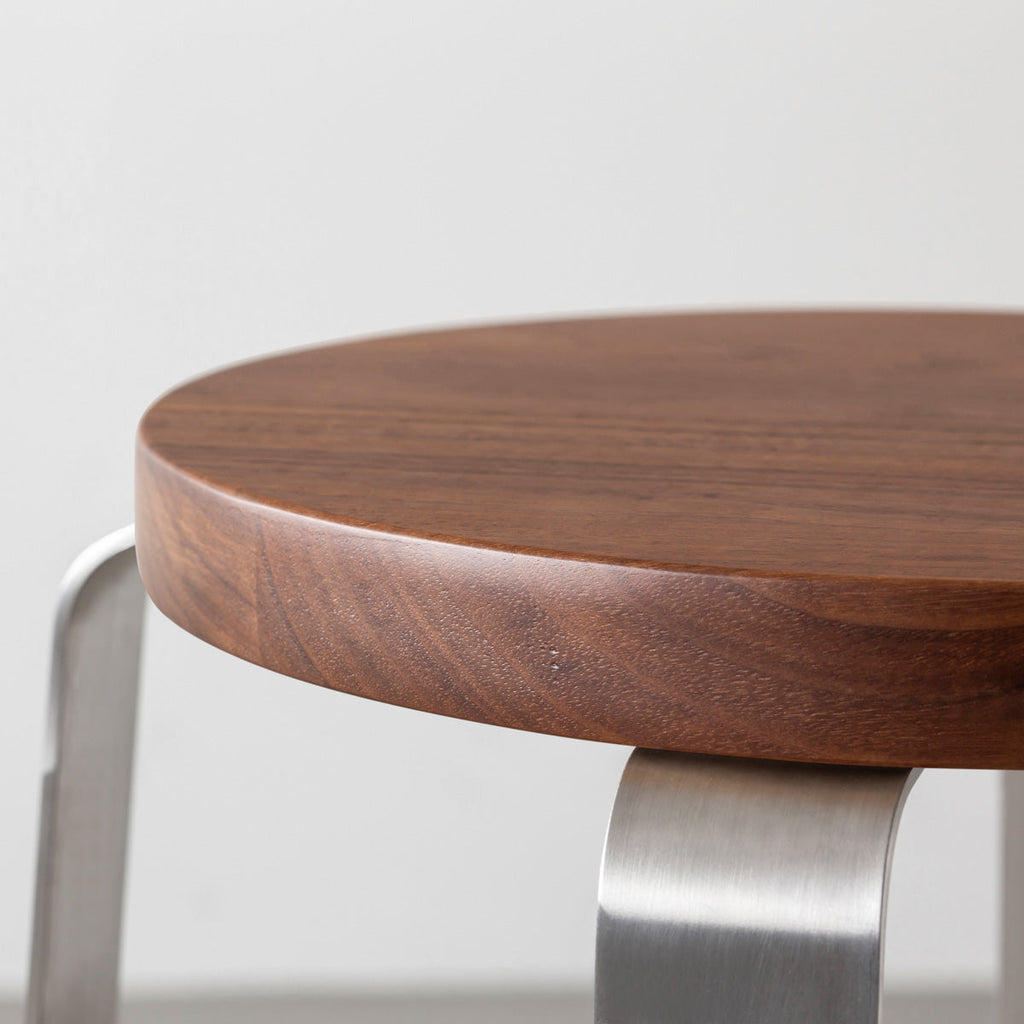 KANADEMONOの無垢ウォルナットRound座面とステンレスのCross Plate脚を合わせたシンプルモダンなハイスツール（座面側面）