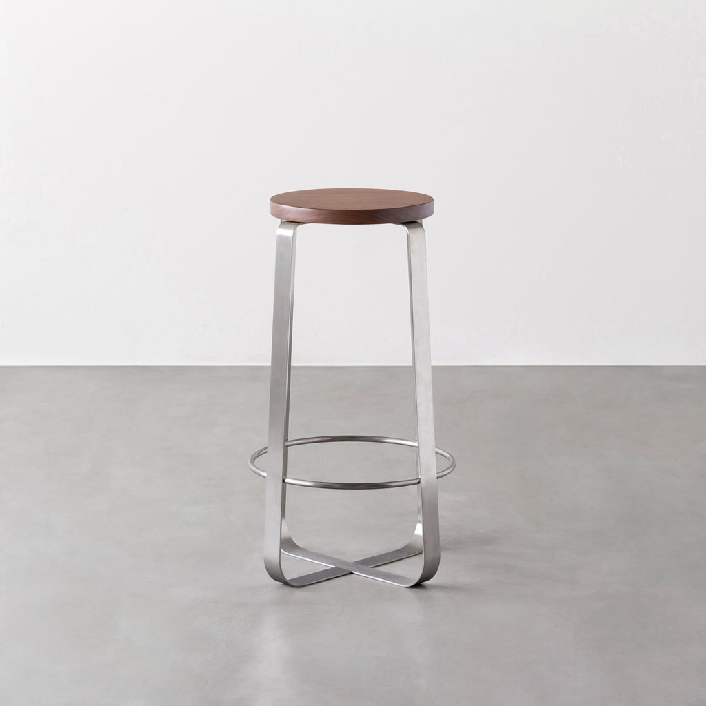 KANADEMONOの無垢ウォルナットRound座面とステンレスのCross Plate脚を合わせたシンプルモダンなハイスツール2