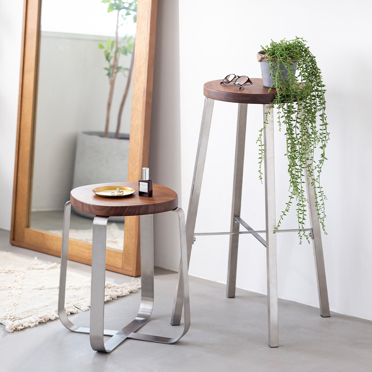KANADEMONOの無垢ウォルナットRound座面とステンレスのCross Plate脚を合わせたシンプルモダンなハイスツール（使用例）